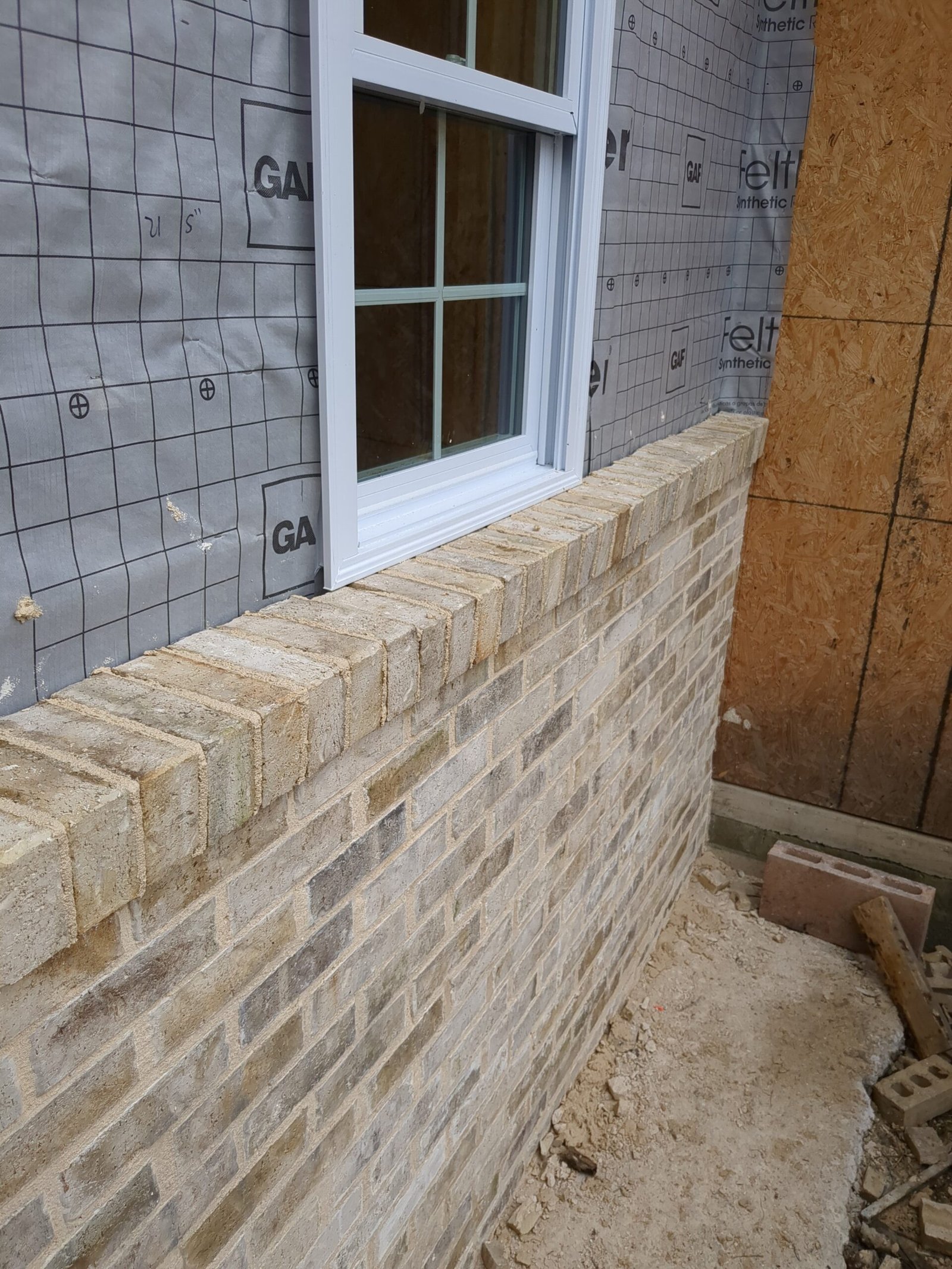 Decorative brick wall built by LBE Masonry in York County